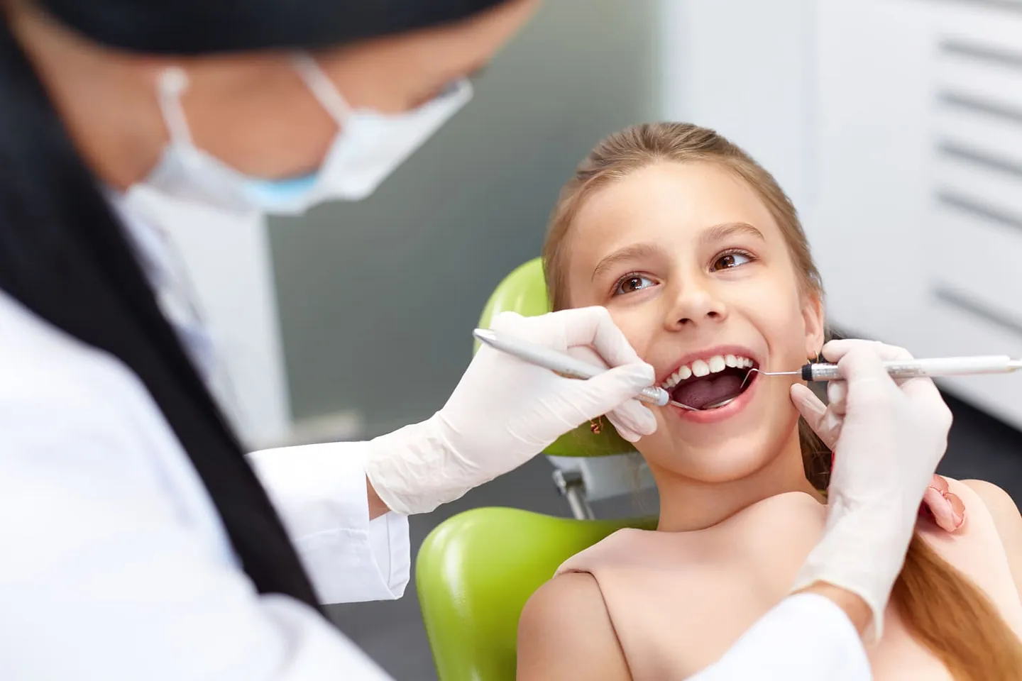 niño en dentista